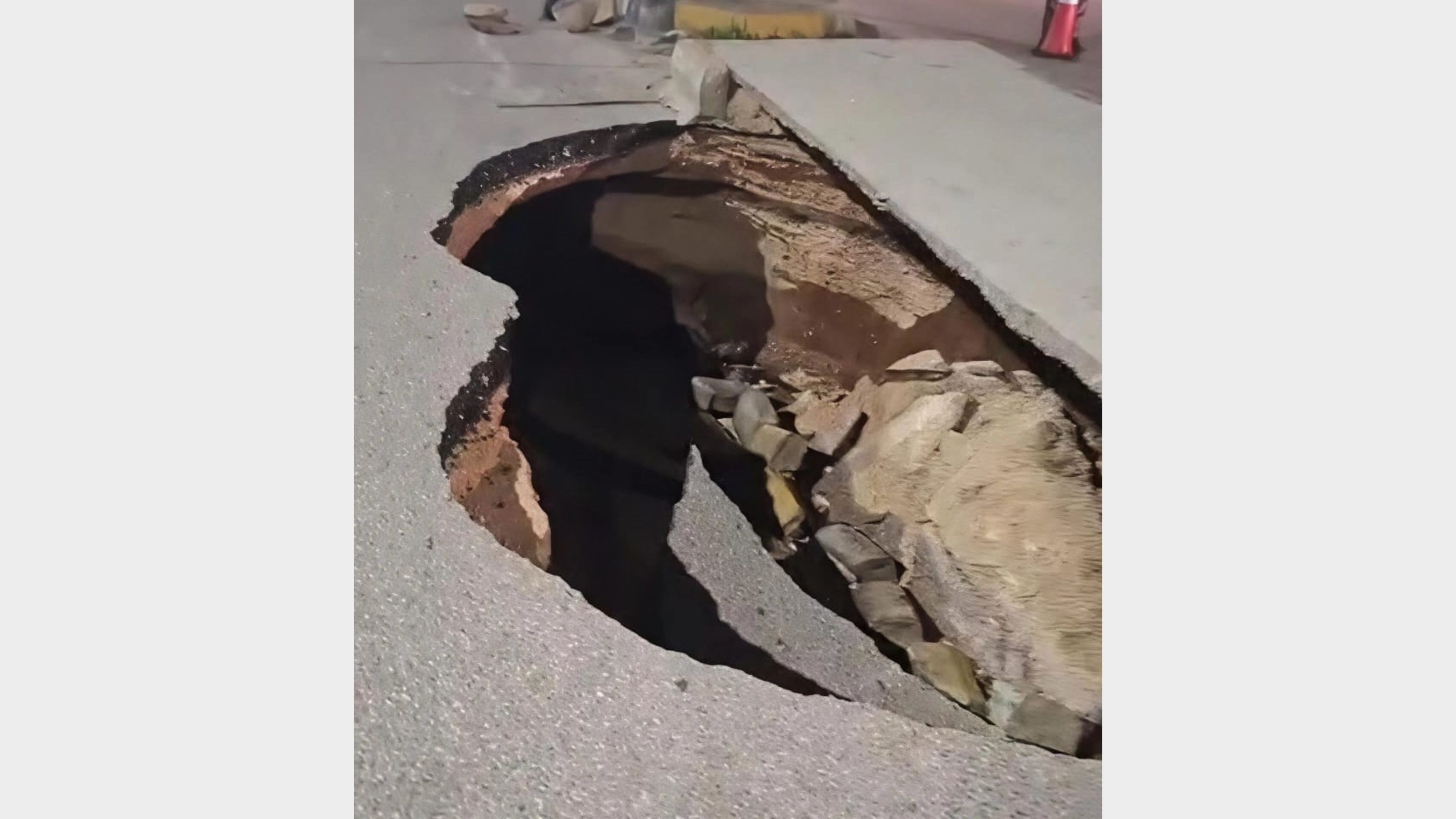 بلدية إربد: تسرب الصرف الصحي تسبب بانهيار جزئي في شارع إسلام اباد