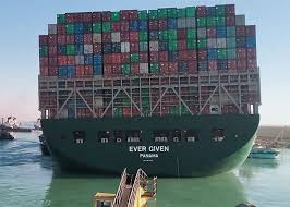 مخاوف من سفينة جانحة بمصر.. وقناة السويس تحذر مالكها