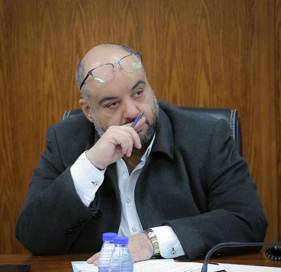 الخشمان يكتب: عن الكأس… ولماذا نُصرّ على النظر إلى الفارغ