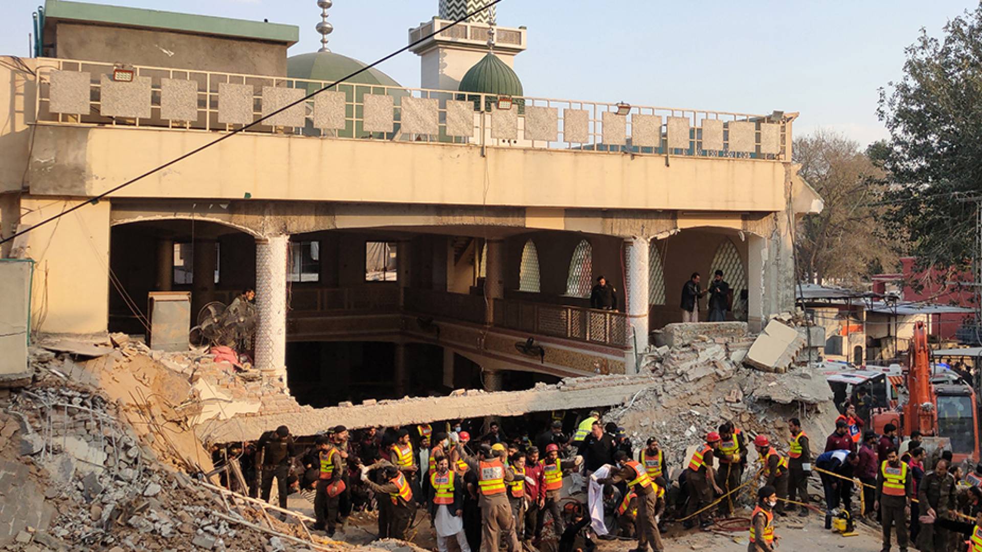 عاجل   12 قتيلاً وأكثر من 80 جريحاً في انفجار مسجد في الباكستان