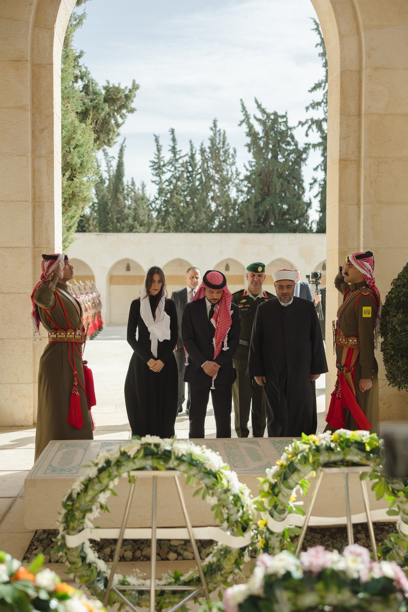 نائب الملك يزور ضريح المغفور له الملك الحسين(صور)