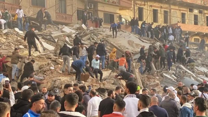 5 طوابق وعائلتان.. انهيار مبنى بطرابلس اللبنانية