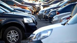 تفكيك شبكة تهريب سيارات فارهة إلى مصر: توقيف 3 متورطين والتحقيقات تكشف خسائر بملايين الدنانير