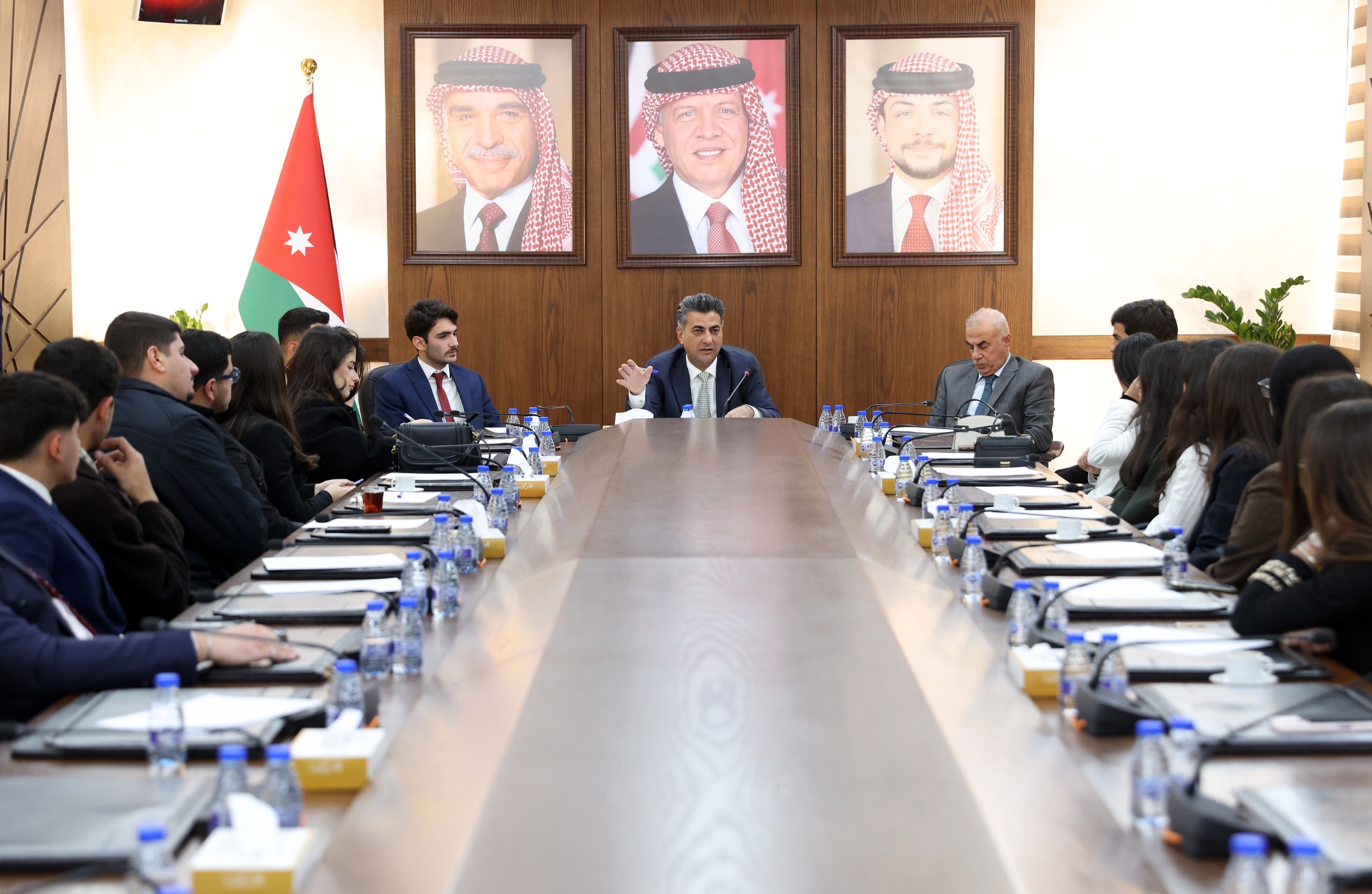 الخصاونة يلتقي وفدًا من طلبة حقوق الأردنية ويناقش دور الشباب في الحياة العامة