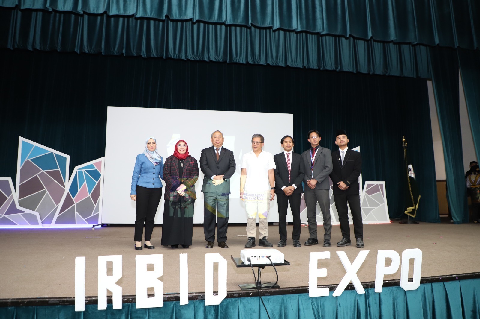 السفير الإندونيسي في عمّان يزور اليرموك ويشارك في فعاليات معرض اربد 2026 للطلبة الإندونيسيين – صور