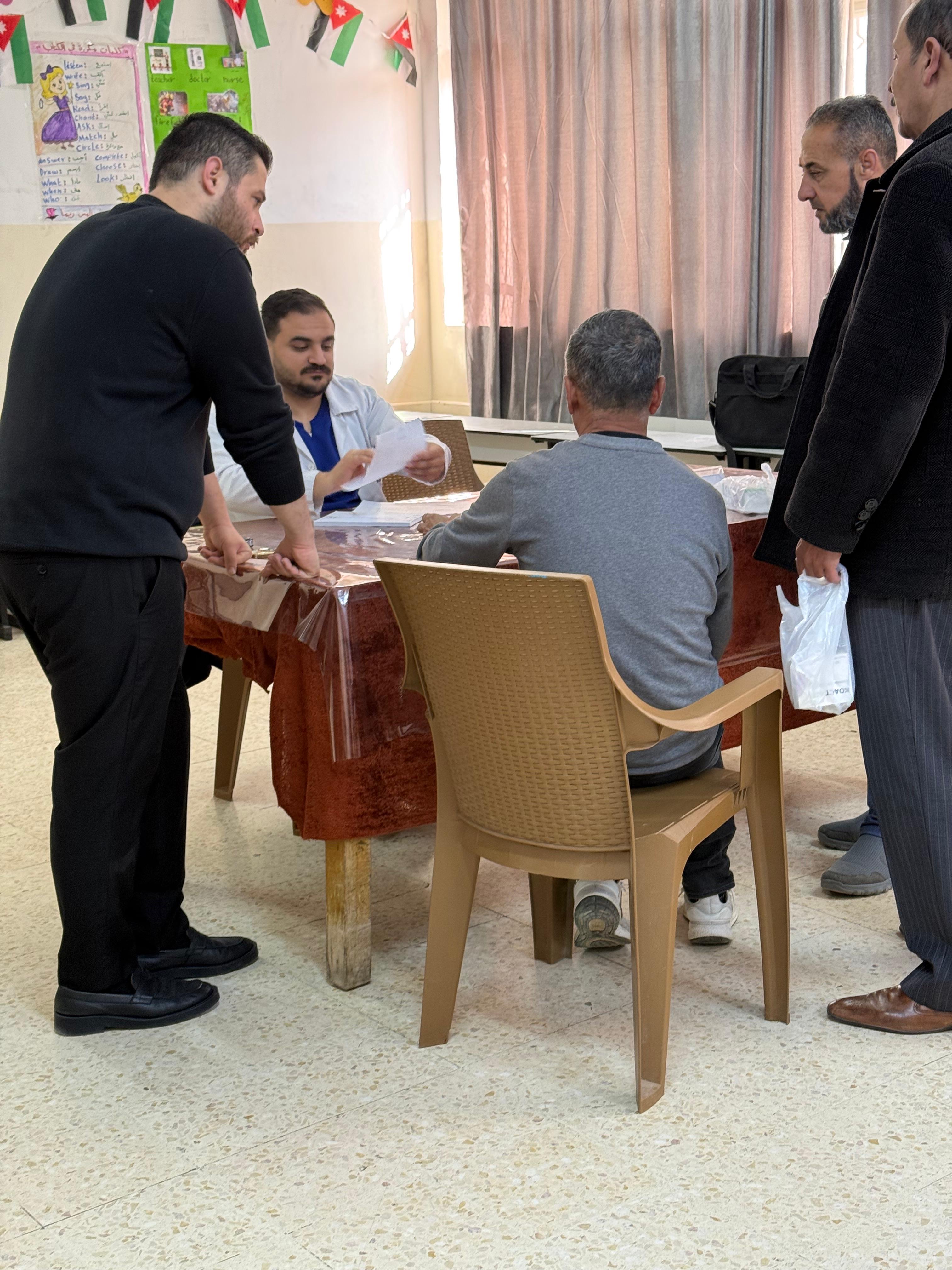 مستشفى المقاصد يعالج 496 مريضاً في يوم طبي مجاني بالكورة