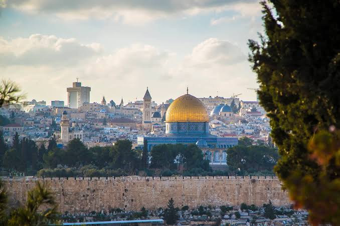 الخارجية تدين اقتحامات الاحتلال للمسجد الأقصى وتؤكد: لا سيادة له على القدس ومقدساتها