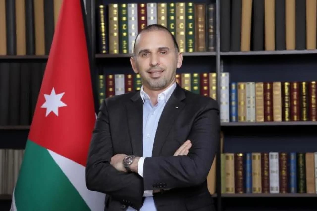 هاني الدباس يكتب: الكرسي والمسؤول من يصنع من..!