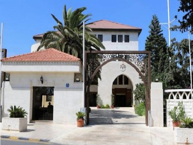 عاجل الحكومة تٌنهي خدمات وتُحيل موظفين على التقاعد (أسماء)