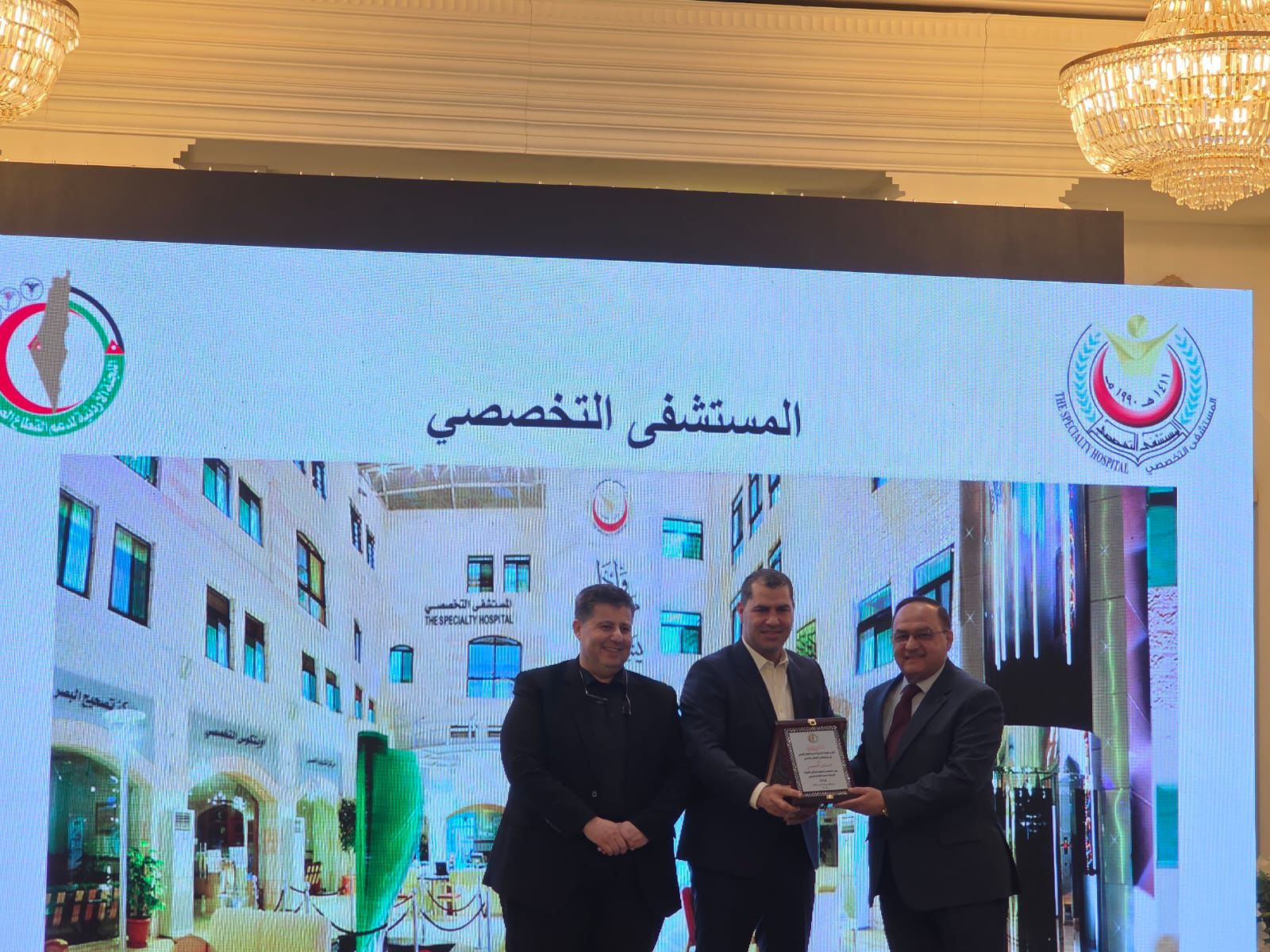 اللجنة الأردنية لدعم قطاع غزة تُكرم أطباء الاختصاص من القطاع بحضور حاشد وأعضاء من مجلس نقابة الأطباء