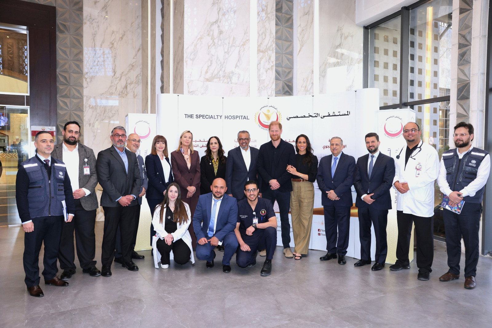 تضامن دولي رفيع: مدير عام منظمة الصحة العالمية والأمير هاري والأميرة ميغان يزورون أطفال غزة في المستشفى التخصصي