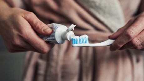 خبيرة توضح المدة المثالية لاستبدال فرشاة الأسنان وحماية الفم