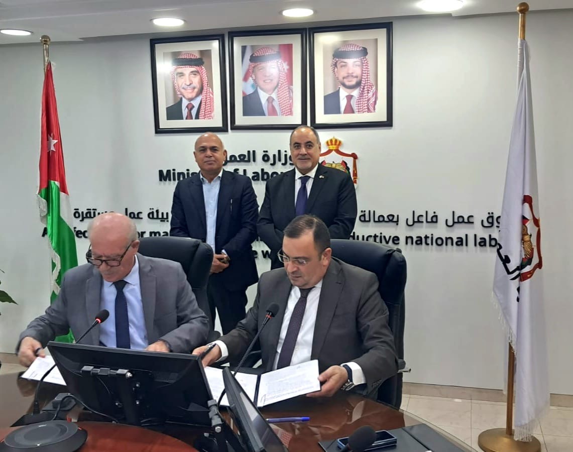 توقيع عقد عمل جماعي لتحسين المزايا الوظيفية لـ 160 عاملا وعاملة في شركة لصناعة الأدوية