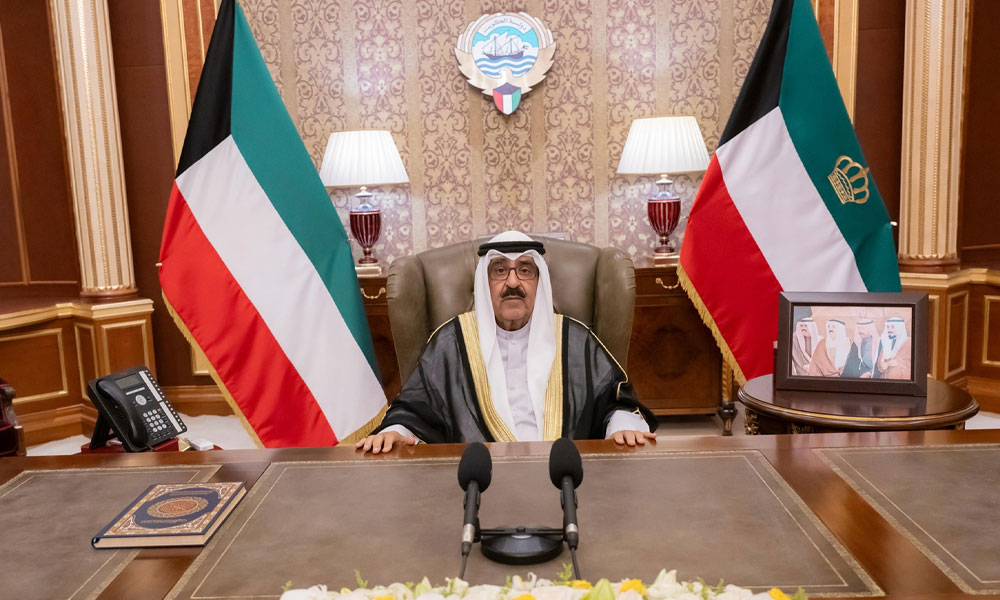 أمير الكويت يوجه برفع مستوى الاستعداد وتعزيز الإجراءات الوقائية وحماية المواقع الحيوية في البلاد