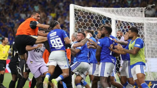 بعد طرد الحكم 23 لاعبًا.. موقعة مينيرو تكسر الأرقام القياسية في البرازيل