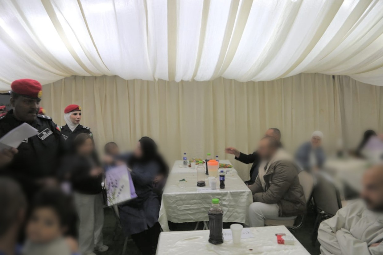 بتوجيهات من القيادة العامة للقوات المسلحة الأردنية.. مأدبة إفطار رمضانية لنزلاء مع ذويهم