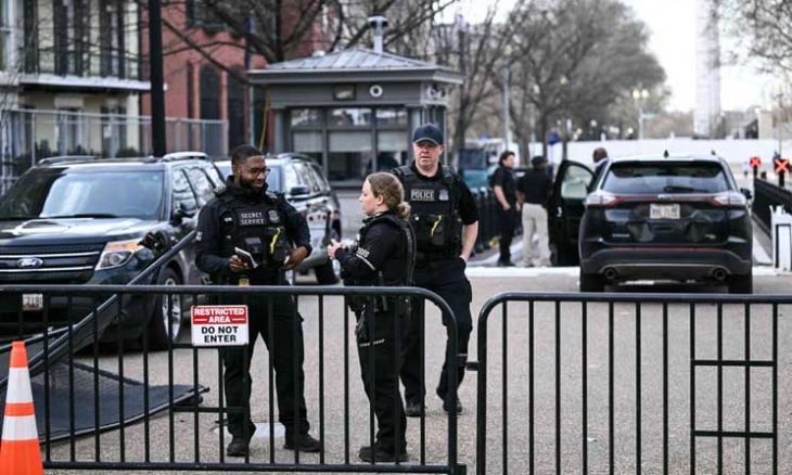 تطويق محيط البيت الأبيض بعد اقتحام حافلة صغيرة حواجز أمنية