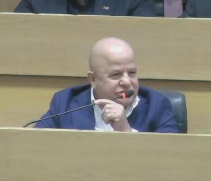 العوايشة يطمئن الأردنيين: حطوا ايديكم بمي باردة ..  الحكومة ضامنة للرواتب في كل الظروف