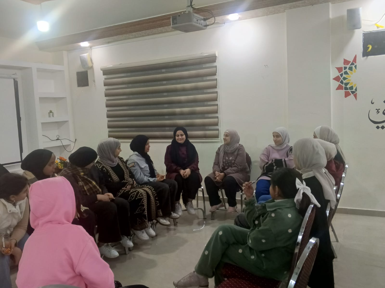 جلسة حوارية في مركز شابات ماركا ضمن برنامج عقول صحية.. مستقبل مشرق