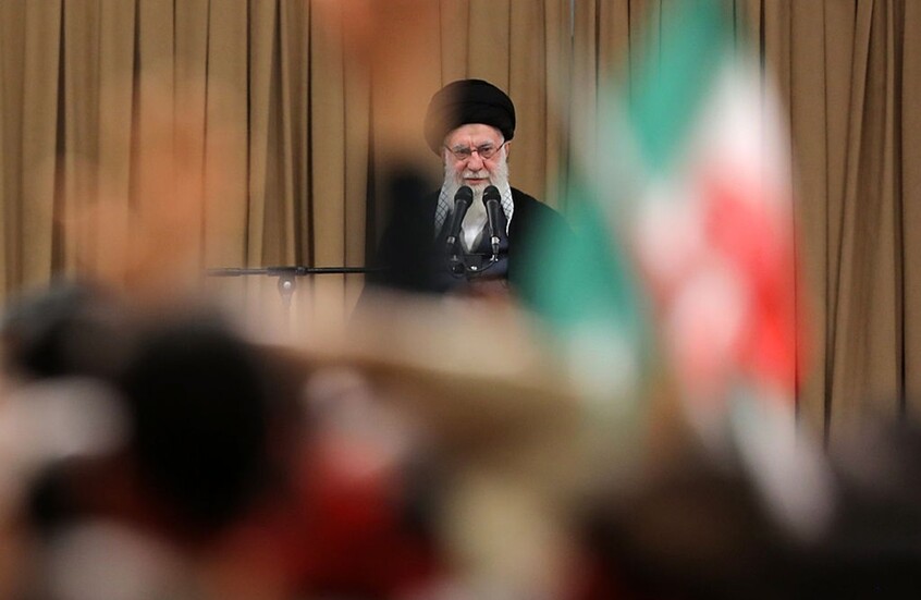 وكالة فارس: زوجة المرشد الراحل علي خامنئي لا تزال على قيد الحياة