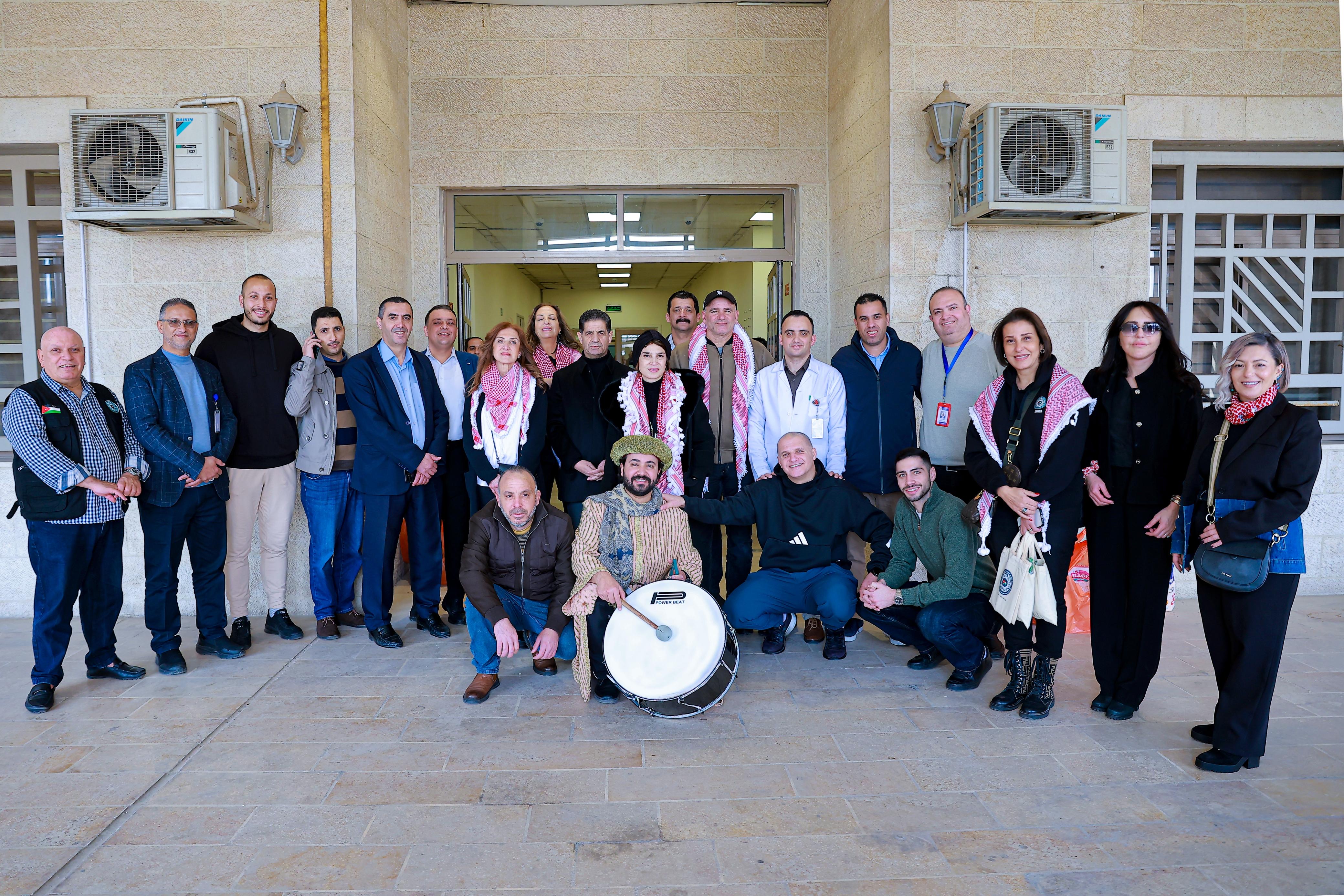 رابطة اللاعبين الأردنيين الدوليين الثقافية  تزور قسم الأطفال في مستشفيات البشير وتوزّع الهدايا والألعاب