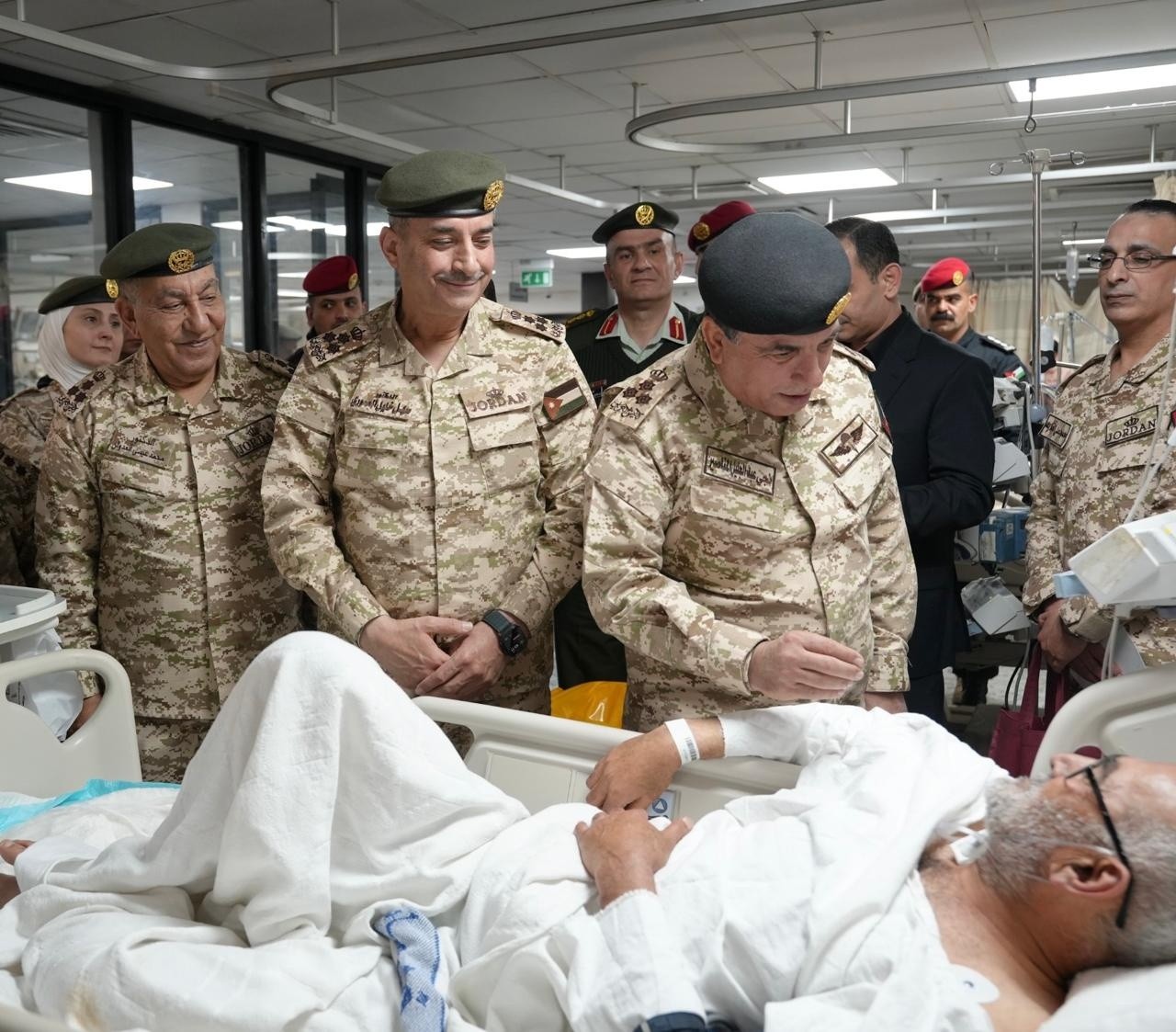 القوات المسلحة تشارك مرتباتها فرحة اول أيام الفطر السعيد وتعود المرضى من المتقاعدين والعاملين(صور)