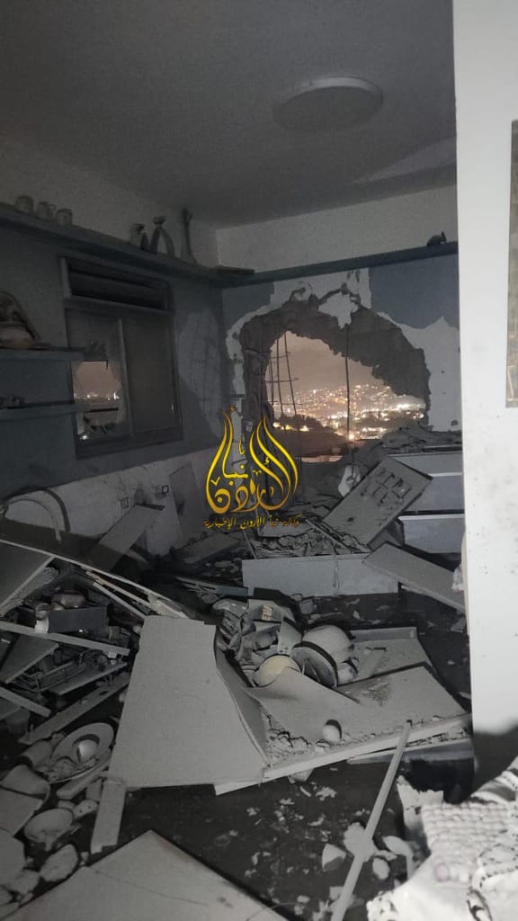 عاجل إصابة 20 شخصا في 12 موقعاً وانهيار مبنى بالكامل في مدينة ديمونا حيث يوجد المفاعل النووي الإسرائيلي (فيديو)