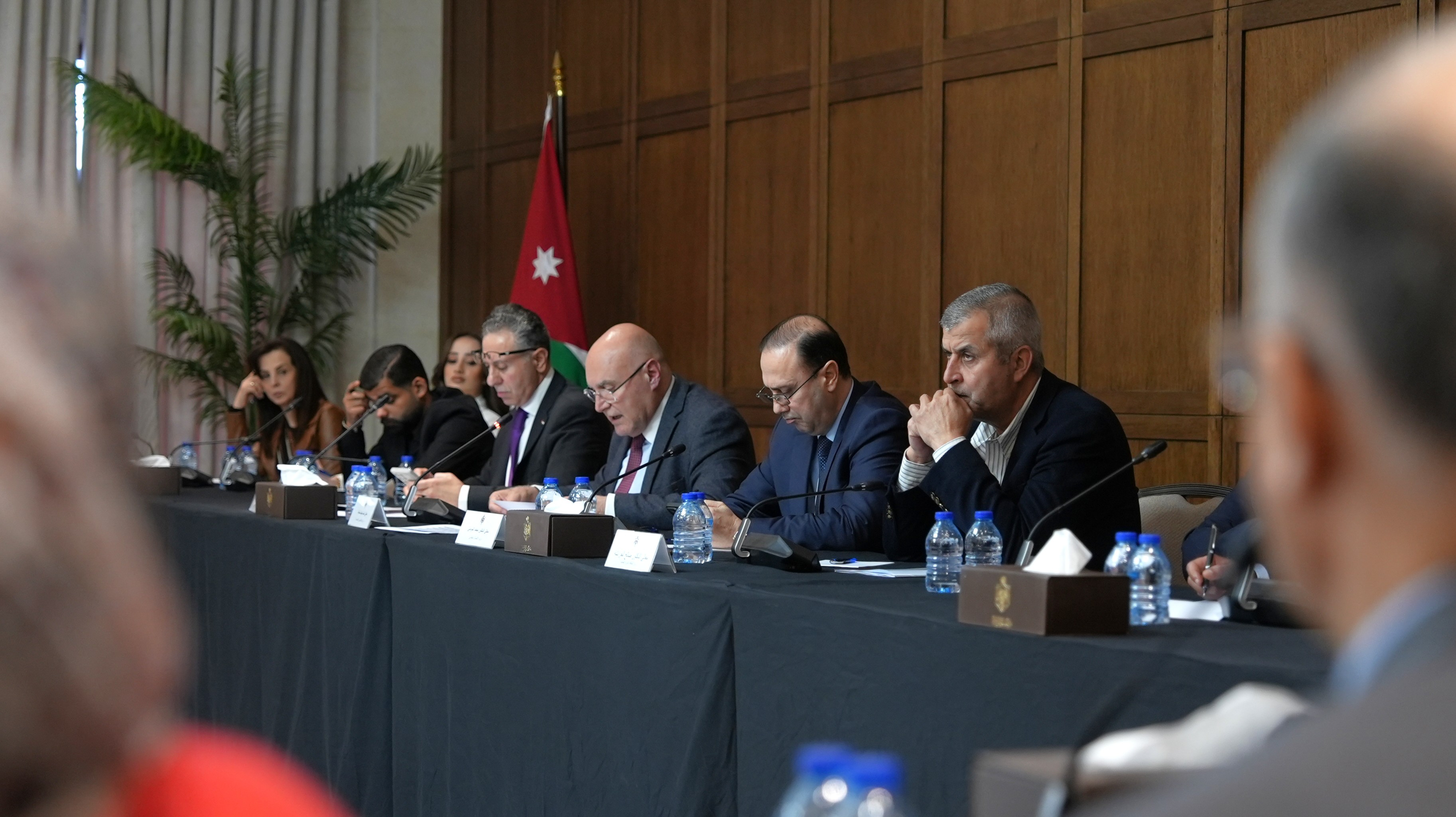 عاجل لقاء في رئاسة الوزراء حول الإجراءات الحكوميَّة للتَّعامل مع تداعيات الأوضاع الإقليميَّة خصوصاً في المجال الاقتصادي