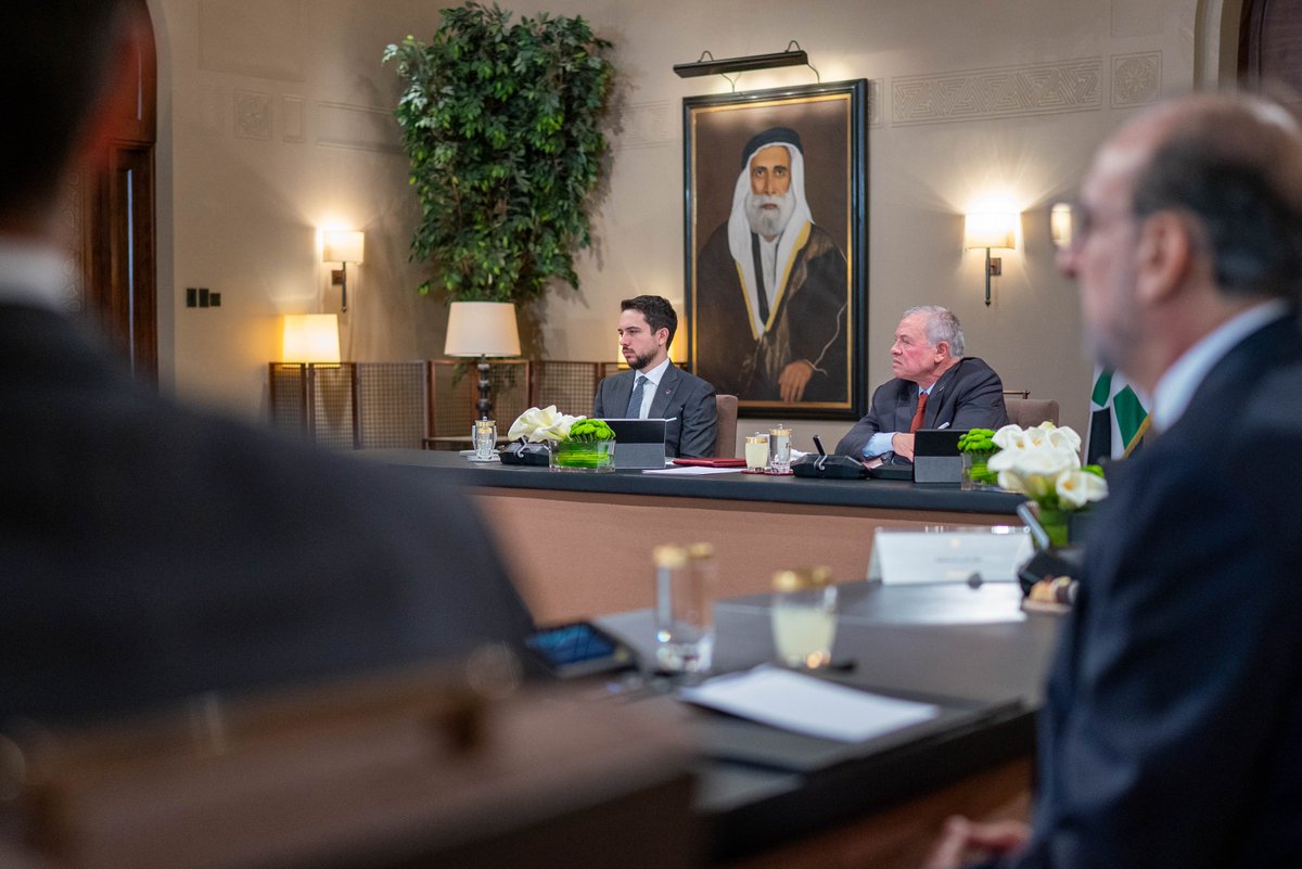 عاجل الملك يلتقي أعضاء لجنة متابعة تطوير الجهاز القضائي ويتسلم توصياتها