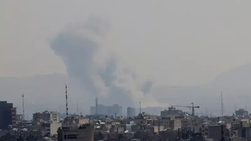 دوي انفجارات في طهران وكرج.. وشظايا صاروخية تسقط قرب القدس