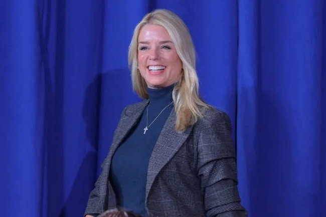 ترامب يقيل وزيرة العدل بام بوندي من منصبها