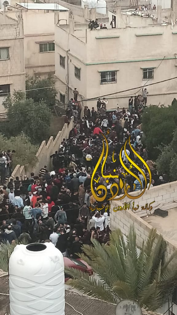 رغم حملات التوعية .. تجمهر كبير لمواطنين حول شظايا صاروخ في الزرقاء (فيديو)