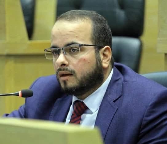 الرياطي يسأل رئيس الوزراء عن تصاريح “المهن المغلقة” .. وآلاف الاستثناءات المخالفة للتصريحات الرسمية