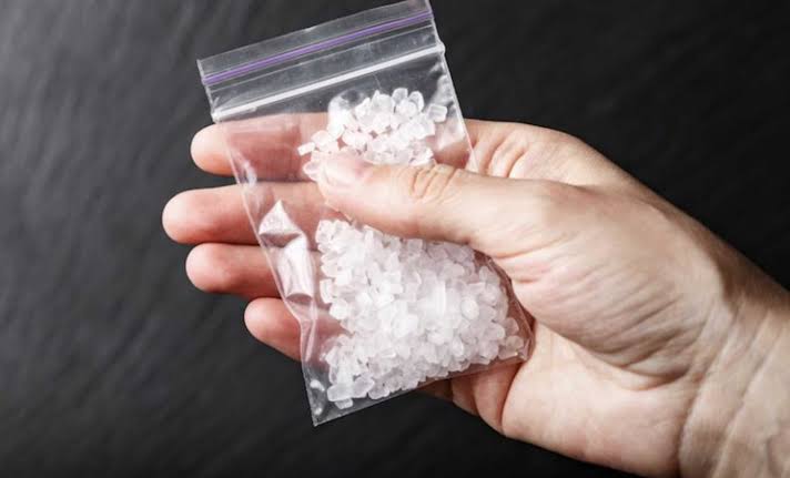 بعد متابعة إستخبارية لمدة 3 أشهر. .. مكافحة المخدرات تطيح بشبكة جرمية تصنع مادة الكريستال القاتلة