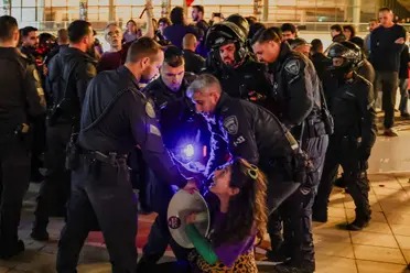 هتافات ضد نتنياهو.. إسرائيليون يطالبون بإنهاء الحرب مع إيران