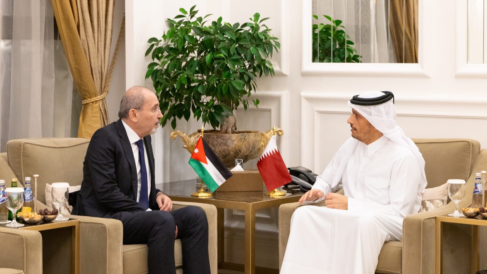 وزير الخارجية ونظيره القطري يجددان إدانة الطرفين للاعتداءات الإيرانية