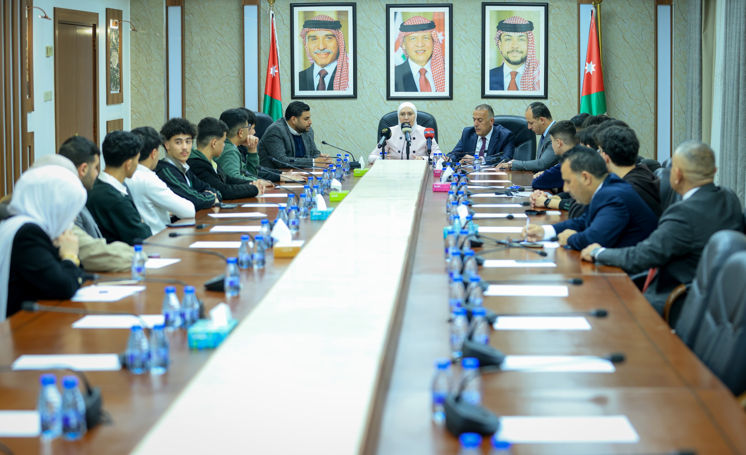 الجراح تلتقي طلبة “لوريت” وتؤكد أهمية دور الشباب في الحياة السياسية