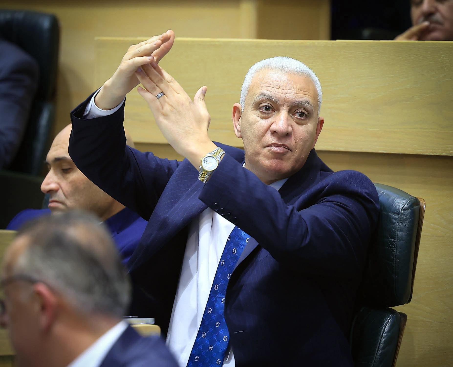 العموش لوزير التربيه : هل أحفادك يدرسون في مدارس حكومية ؟ والسياسة التعليمية فاشله