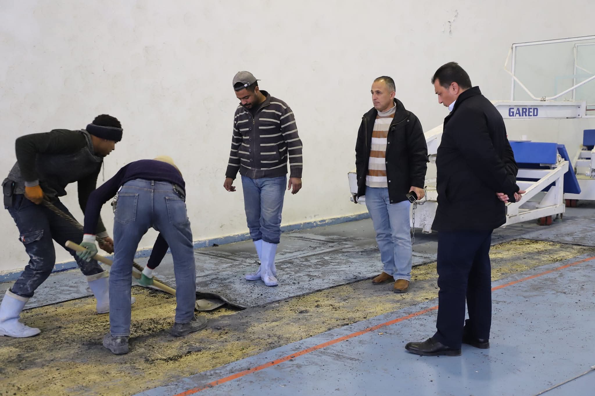 مدير شباب عجلون يتابع أعمال تنفيذ عطاء صيانة الصالة الرياضية في المجمع الرياضي