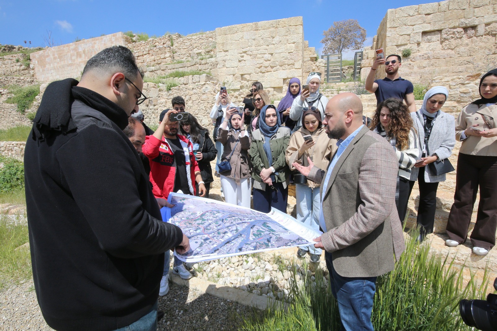 طلبة العمارة في جامعة البترا يزورون المسار السياحي الذكي