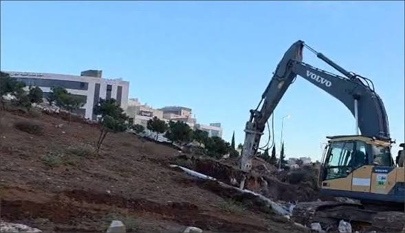 امانة عمان : انزال عمود بارتفاع 39 متر  دون أضرار (فيديو)