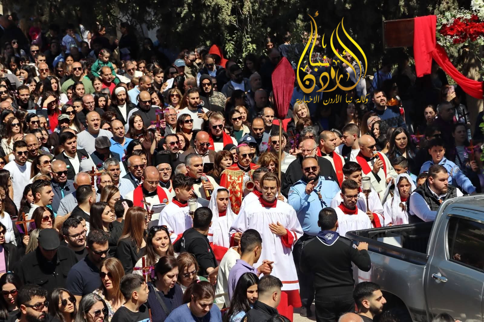 الآلاف يشاركون مسيرة درب الصليب بالفحيص