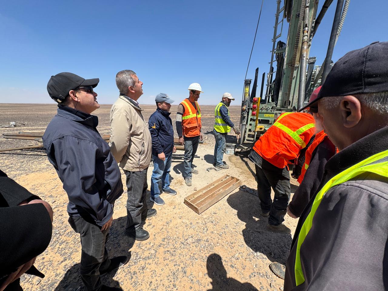 الخرابشة يتفقد مشاريع التنقيب عن الفوسفات في جنوب الأردن ويؤكد تعزيز الفرص الاستثمارية في قطاع التعدين