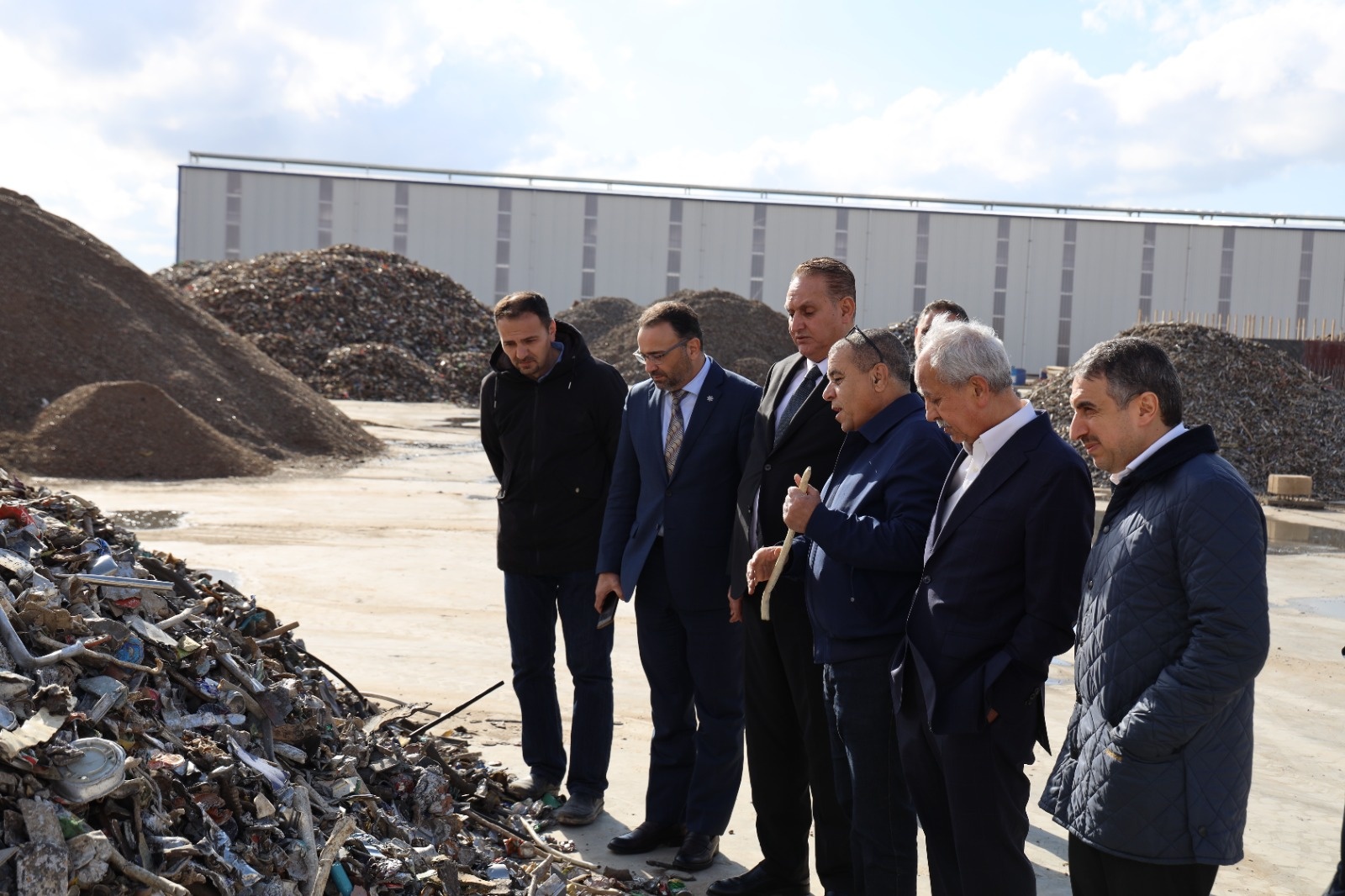 وزير البيئة يزور مصنع معادن المدينة