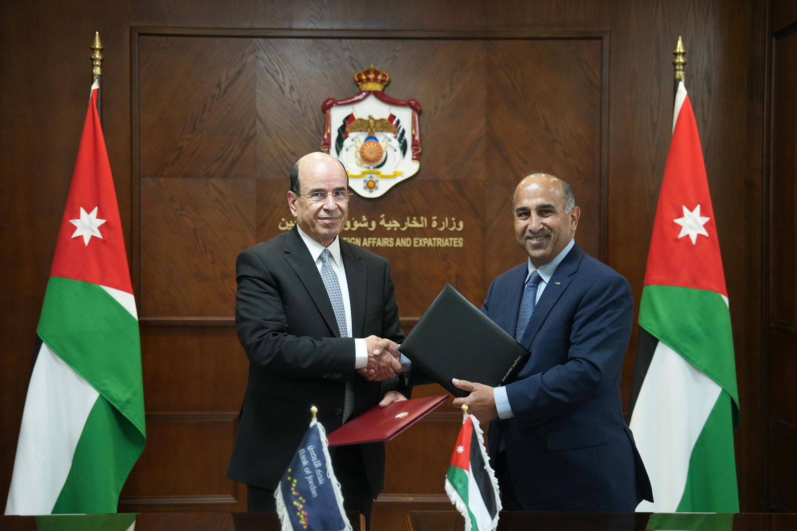 الخارجية وبنك الأردن يوقعان اتفاقية لتطوير الإدارة المالية للبعثات في الخارج