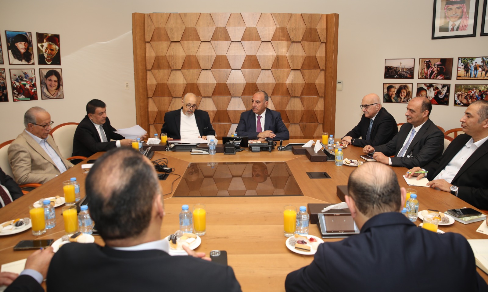 الشواربة يلتقي رئيس و أعضاء جمعية المستثمرين في قطاع الإسكان