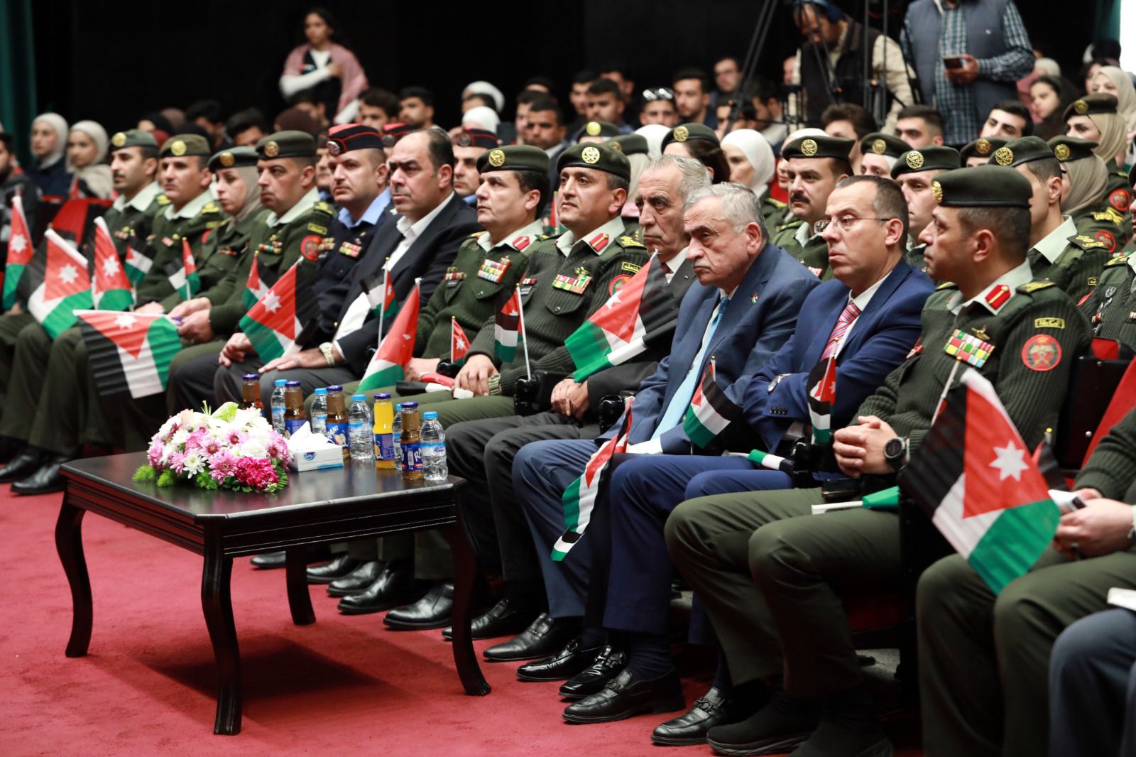 ضمن مساق مادة العلوم العسكرية وزير الثقافة يحاضر في الجامعة الأردنية بمناسبة يوم العلم