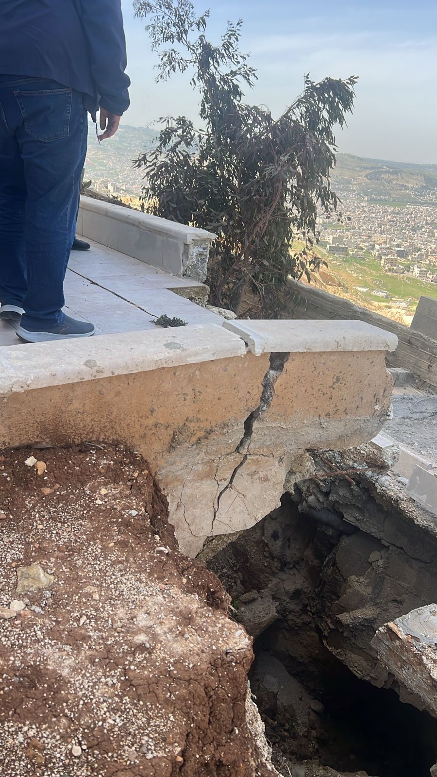 عاجل إخلاء عمارة في صافوط بسبب فالق صخري وتحرك في طبقات الأرض