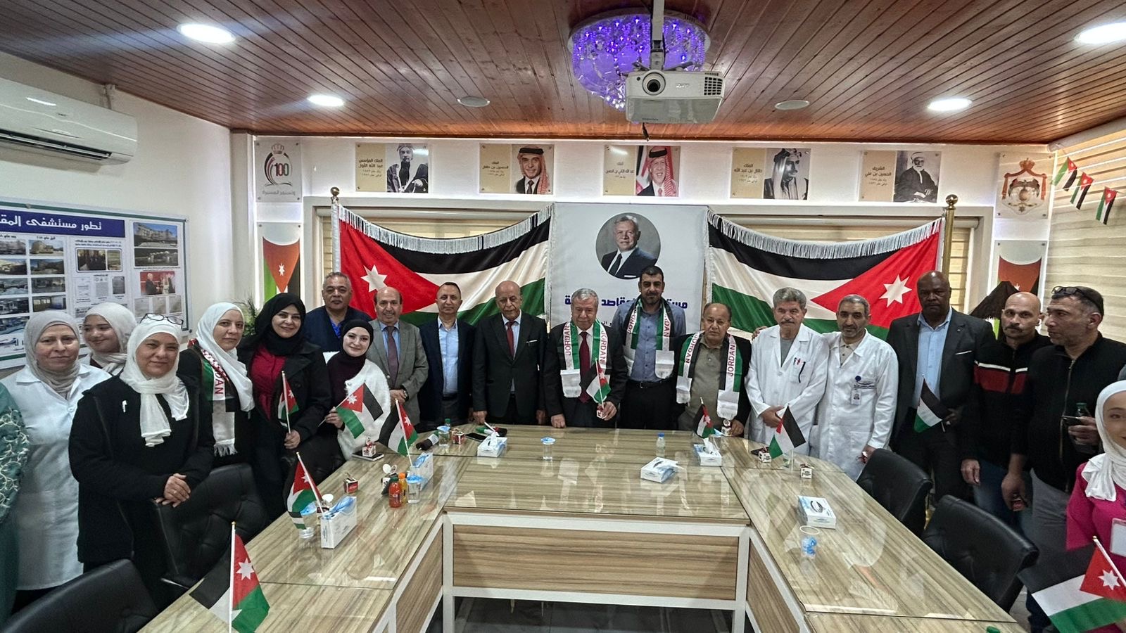 مستشفى المقاصد يحتفل بيوم العلم الأردني