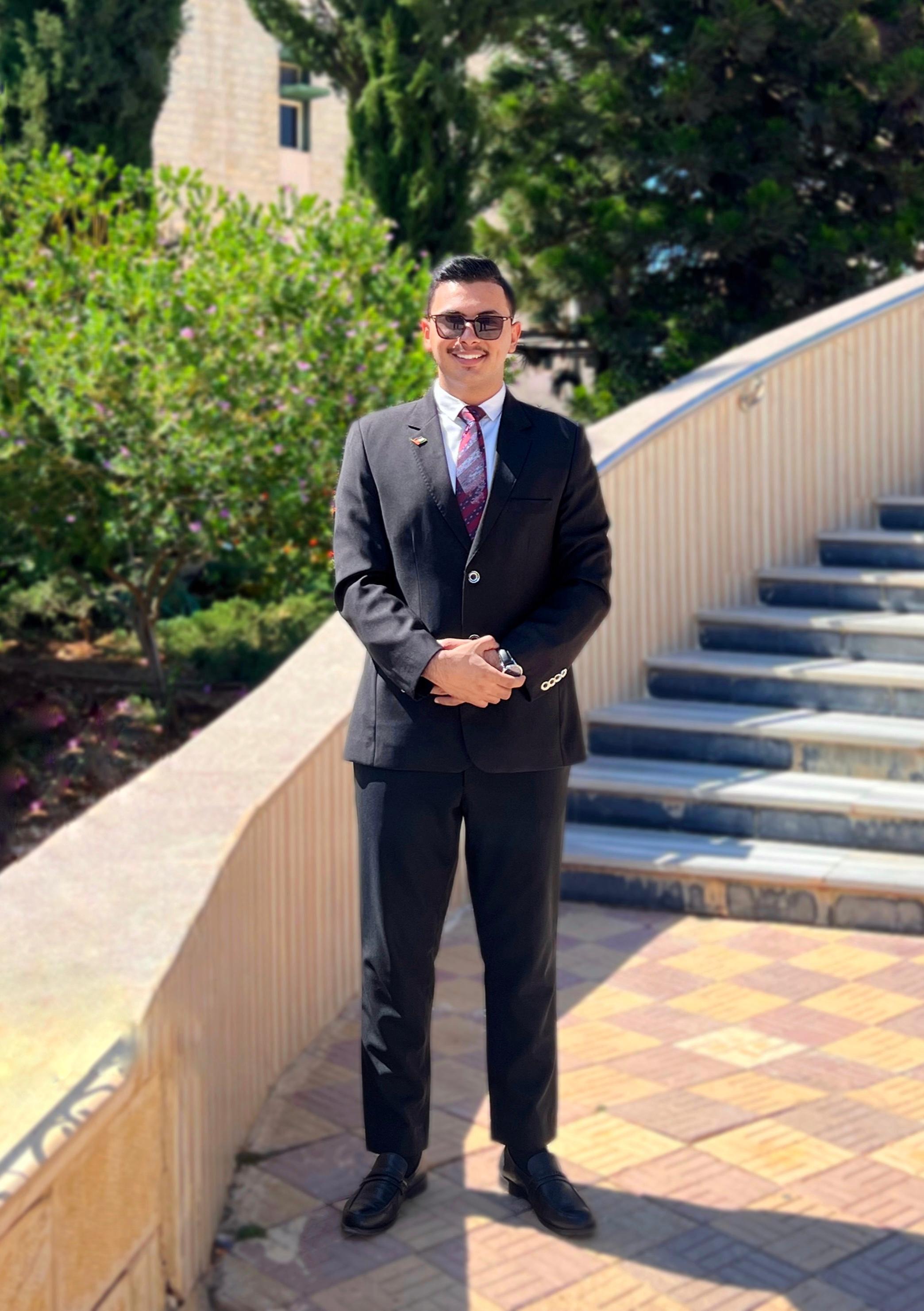 مدحت العزام يكتب: ألف راية مجد ترفرف في سماء الوطن ، علمنا عالي